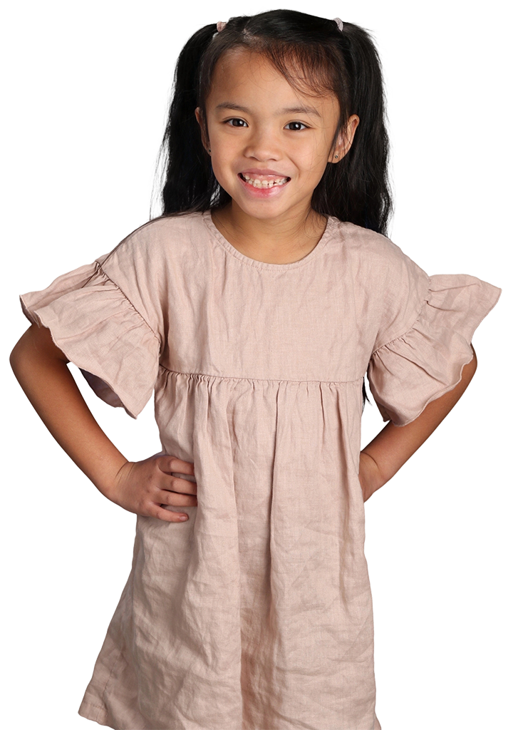 Isla smiling with her hands on her hips